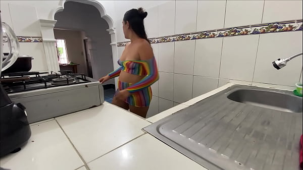 ME FOLLO A LA MUJER CULONA DEL VECINO POLICIA CUANDO ESTA DESCANSANDO EN LA HABITACION DE ENSEGUIDA Y POR POCO NOS DESCUBRE